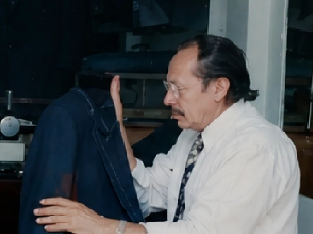 Sastre trabajando sobre una chaqueta, origen del legado de PACABE